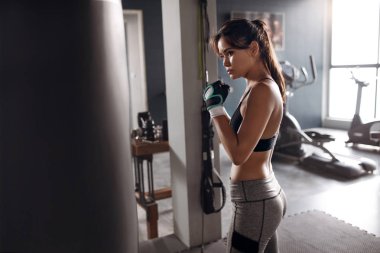 Boks eğitimi. Kadın boksör boks egzersiz için hazırlanıyor