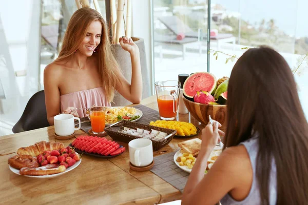 屋外の高級ホテルのダイニングルームで朝食を食べる女性 — ストック写真