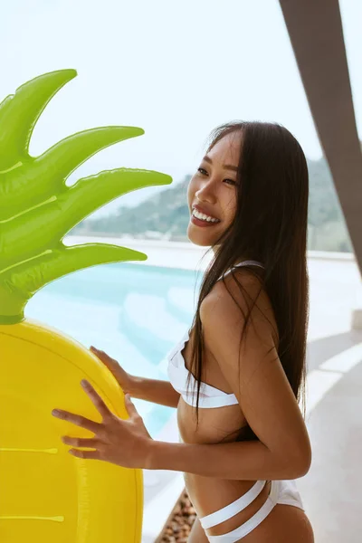 Amusant. Portrait femme asiatique en maillot de bain de mode près de la piscine — Photo
