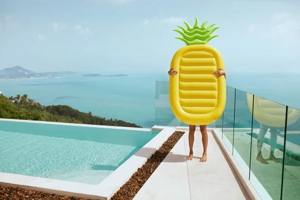 Літня відпустка. Жінка з ананасом плаває розважаючись біля басейну — стокове фото