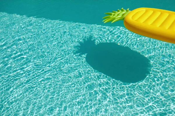 Verano. Piscina con flotador de piña flotando en el agua — Foto de Stock