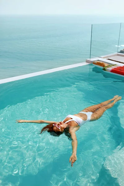 Vacances d'été. Femme en maillot de bain piscine à débordement — Photo