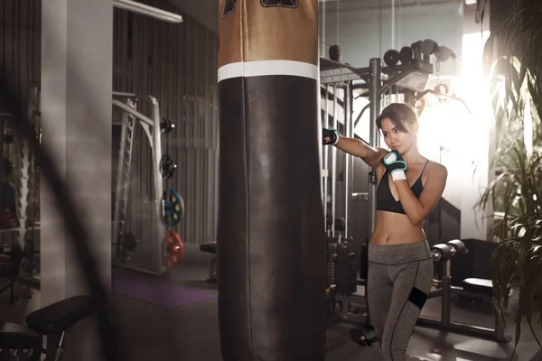 Sport. Boxer femminile che fa allenamento di boxe in palestra — Foto Stock
