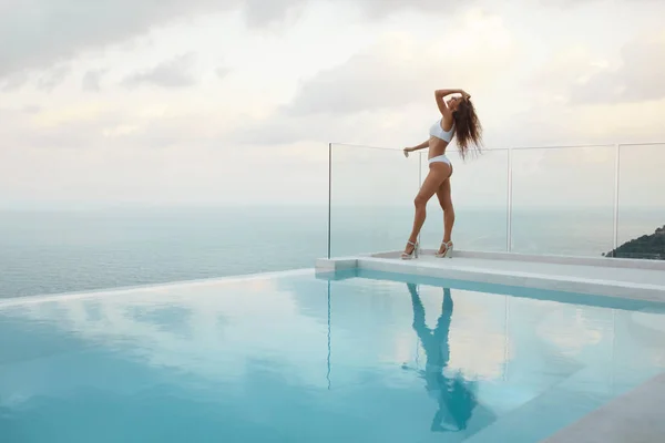 Sommarlovet. Kvinna i bikini baddräkt vid poolen med havsutsikt — Stockfoto