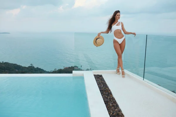 Vacances d'été. Femme en maillot de bain, chapeau de soleil près de la piscine — Photo