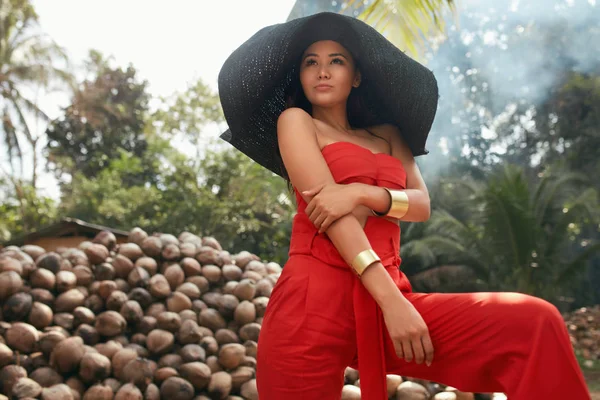 Sommar mode. Kvinna modell i snygga kläder solhatt i naturen — Stockfoto