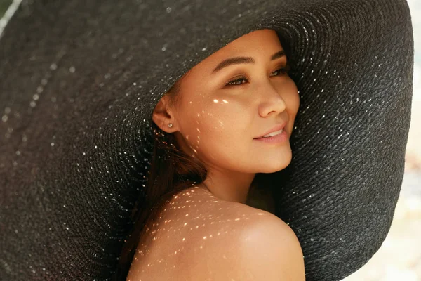 Moda de verano. Hermosa mujer sonriente en sombrero de sol de paja grande —  Fotos de Stock