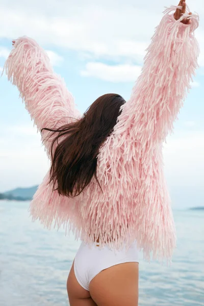 Ragazza sulla spiaggia in estate. Retrovisore donna in abiti di moda rosa — Foto Stock