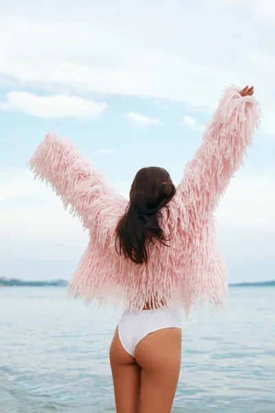 夏のビーチで女の子。ピンクのファッション服でバックビューの女性 — ストック写真