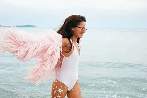 Moda de mulher de verão. Menina feliz em roupa de banho se divertindo na praia — Fotografia de Stock