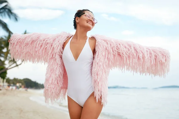 Sommarlovet. Lycklig kvinna i Fashion Beach slitage och badkläder — Stockfoto