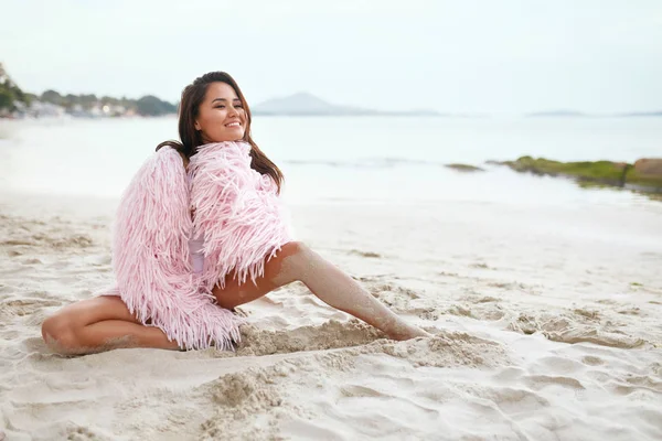 Mulher na praia. modelo menina feliz em roupas de moda no verão — Fotografia de Stock