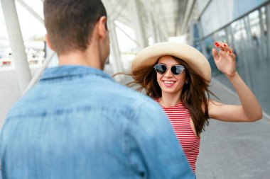 Uzun süre sonra çift toplantı, havaalanı yakınında birbirlerine koşmak