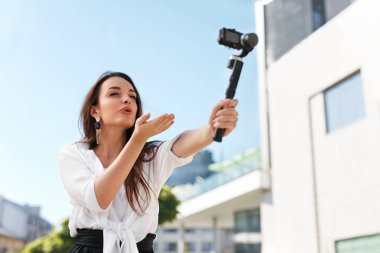 Kadın sokakta fotoğraf makinesinde video Blog kayıt