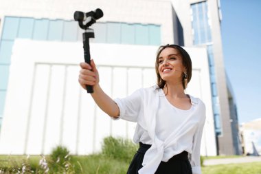 Blogging. Kadın sokakta fotoğraf makinesinde video çekimi