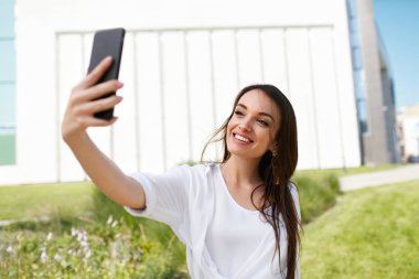Telefon fotoğraf çekmek veya görüntülü arama yapma ile Güzel Kadın
