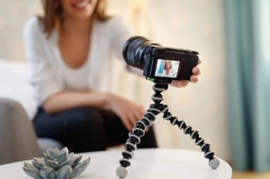 Evde fotoğraf makinesinde video Blog filme kadın
