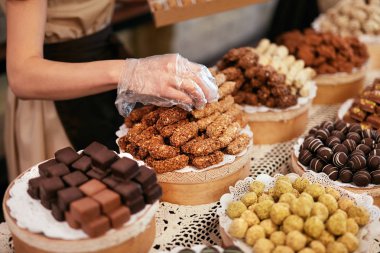 Çikolata Mağazası. Dükkanda raflarda çikolata tatlılar