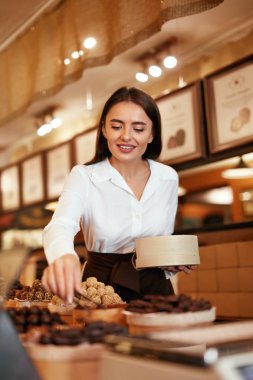 Çikolata Dükkanı. Çikolata Dükkanında Çalışan Kadın
