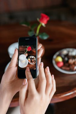 Gıda fotoğraf üstünde hareket eden telefon içinde Cafe