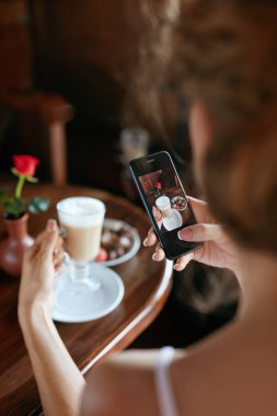 Gıda fotoğraf üstünde hareket eden telefon içinde Cafe