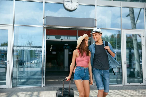 Viajar. Casal feliz perto do aeroporto, viajando de férias — Fotografia de Stock