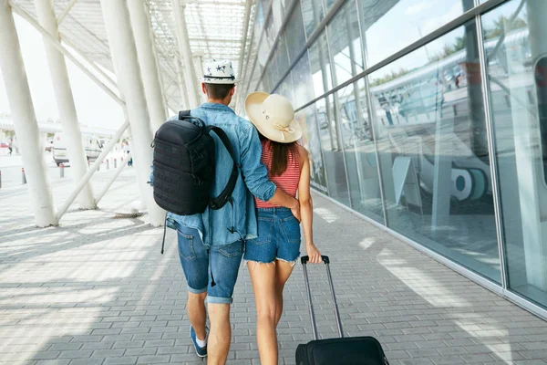 Viajar. Pareja cerca del aeropuerto con maleta viajando en verano — Foto de Stock