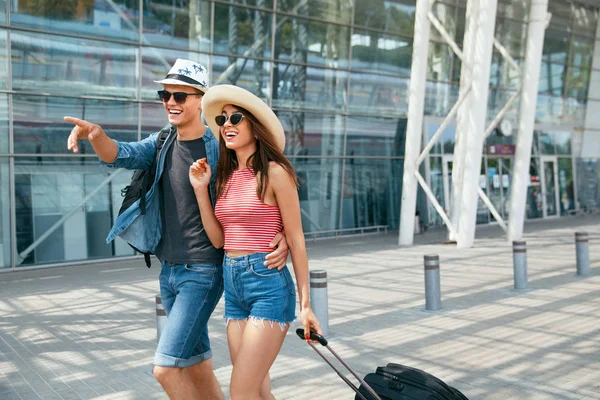 Un par de viajes juntos. Personas que viajan por la ciudad turística — Foto de Stock