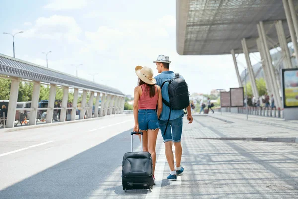 Viajar. Pareja cerca del aeropuerto con maleta viajando en verano — Foto de Stock