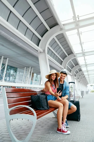 Pareja usando teléfono haciendo videollamada o tomando fotos — Foto de Stock