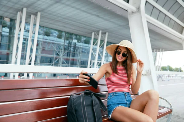 Mujer haciendo fotos en el teléfono al aire libre, viajando en verano — Foto de Stock