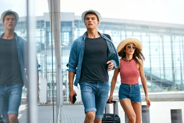 Tarde para el vuelo. Pareja corriendo para coger el avión. Viajes — Foto de Stock