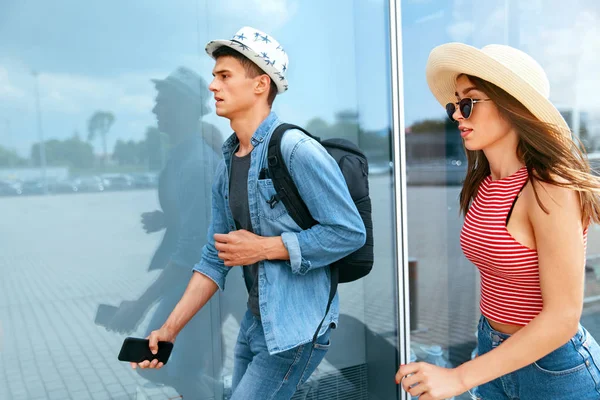 Tarde para el vuelo. Pareja corriendo para coger el avión. Viajes — Foto de Stock