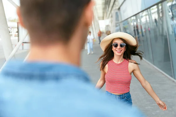 Pareja reunión después de mucho tiempo, correr el uno al otro cerca del aeropuerto — Foto de Stock