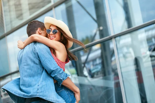 Una pareja se encuentra después de mucho tiempo. Gente feliz abrazándose cerca del aeropuerto — Foto de Stock