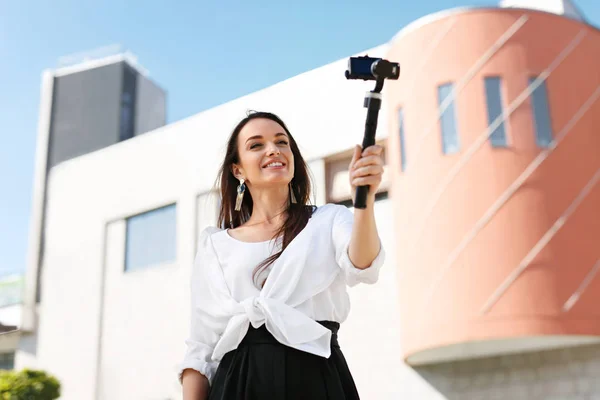 Mujer Grabando Video Blog En Cámara En la Calle — Foto de Stock