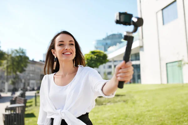 Mujer Grabando Video Blog En Cámara En la Calle —  Fotos de Stock