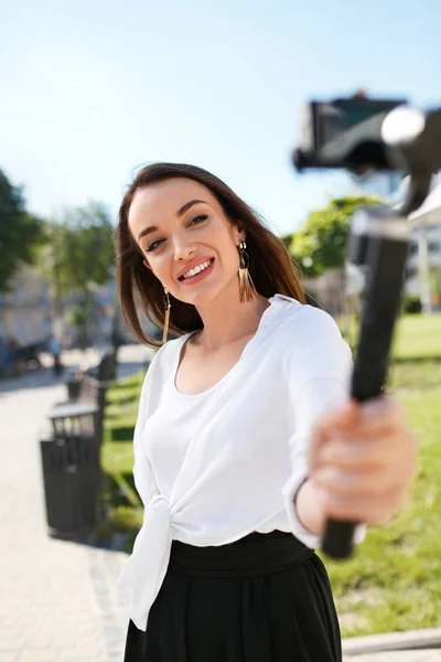 Mujer Grabando Video Blog En Cámara En la Calle —  Fotos de Stock