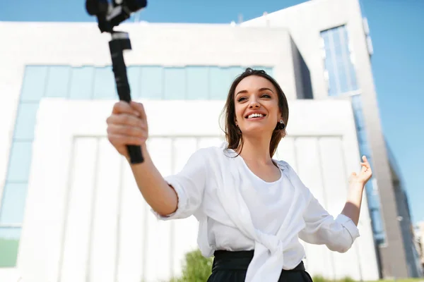 Blogging. Mujer filmando vídeo en cámara en la calle —  Fotos de Stock