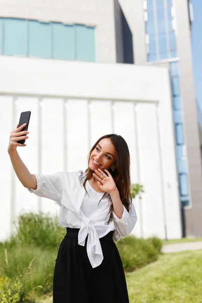 Beautiful Woman With Phone Taking Photos Or Making Video Call — Stock Photo, Image