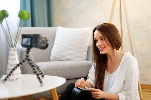 Perempuan Filming Video Blog On Camera At Home — Stok Foto