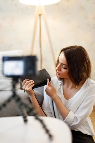 Video Blogging. Mujer Blogger Filmando en cámara en casa —  Fotos de Stock