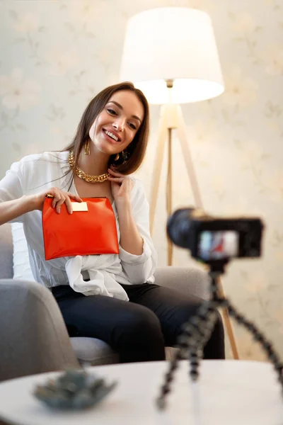 Blogging vidéo. femme blogueur filmer sur caméra à la maison — Photo