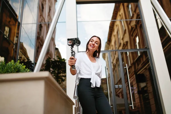 Video Blogging. Mujer con cámara al aire libre —  Fotos de Stock