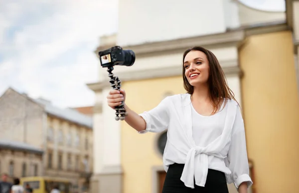 Blogging. Mujer filmando vídeo en cámara en la calle —  Fotos de Stock