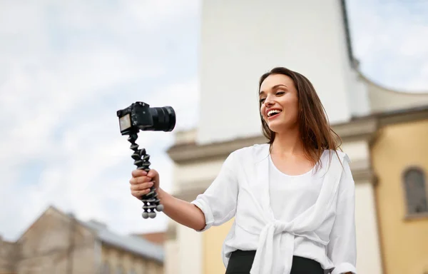 Blogging. Mujer filmando vídeo en cámara en la calle —  Fotos de Stock