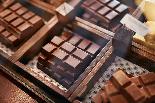 Barras de chocolate em confeitaria loja Closeup . — Fotografia de Stock