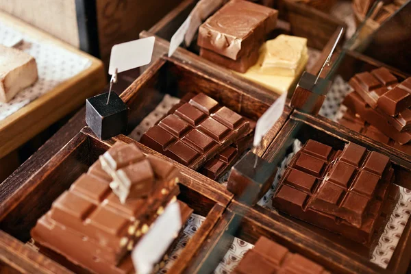 Barras de chocolate en primer plano de la confitería . — Foto de Stock