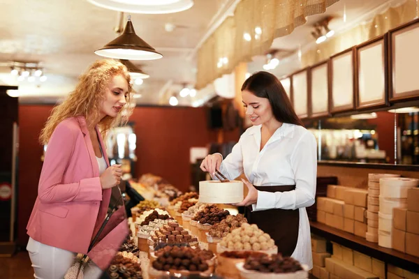 Chokladaffär. Kvinna att köpa choklad godis i butik — Stockfoto