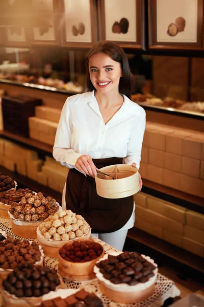 Loja de Chocolate. Mulher trabalhando na loja de chocolate — Fotografia de Stock